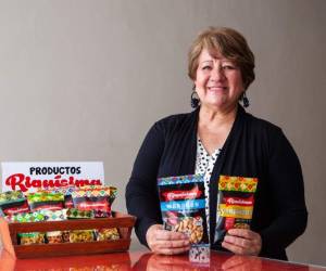 En 2003, Sandra comenzó a realizar pruebas desde el patio de su hogar, y entonces nació Productos Riquísima S.A., una empresa que en la actualidad se dedica a distribuir un amplio catálogo de productos entre los que se encuentran habas, manías y garbanzos.