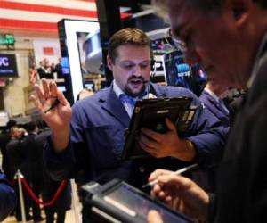 En el momento de la interrupción Wall Street estaba en fuerte baja, con el principal índice Dow Jones Industrial Average perdiendo 1,15% a 17.573,23 puntos. (Foto: AFP).