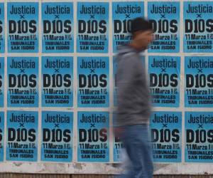 <i>Foto de archivo de una persona caminando frente a los tribunales de San Isidro, donde se lleva a cabo el juicio por la muerte de Diego Armando Maradona, este martes, en Buenos Aires (Argentina).EFE/ Juan Ignacio Roncoroni</i>