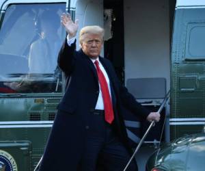 El presidente saliente de los Estados Unidos, Donald Trump, saluda mientras aborda el Marine One en la Casa Blanca en Washington, DC, el 20 de enero de 2021. - El presidente Trump viaja a su residencia del club de golf Mar-a-Lago en Palm Beach, Florida, y no asistirá al inauguración del presidente electo Joe Biden. (Foto de MANDEL NGAN / AFP)