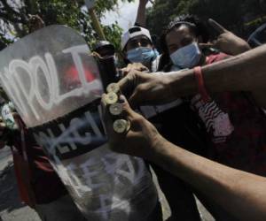 Estudiantes muestran cubiertas de bala en la protesta que mantienen en Managua tras las reformas hechas al Instituto Nicaragüense de Seguridad Social (INSS). AFP PHOTO / INTI OCON