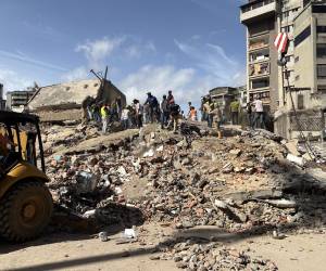 <i>Personas ayudan a remover escombros de edificios derrumbados por los terremotos este jueves, en el sector San Bernardino, en Caracas (Venezuela). EFE/ Carlos Seijas</i>