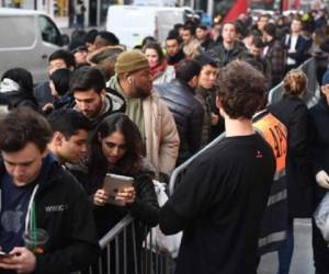 El iPhone X, presentado a mediados de septiembre junto al iPhone 8, competirá con el Galaxy Note 8 de Samsung y el Mate 10 de Huawei en el segmento de teléfonos inteligentes de alta gama. (Foto: AFP).