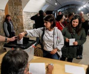 A la luz de la prohibición de la justicia y las actuaciones policiales de este domingo, en las que se incautaron urnas y papeletas y se cerraron colegios, la vicepresidenta estimó que 'no ha habido referéndum ni apariencia de tal'.