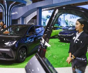 <i>Visitantes observan un coche eléctrico BYD Atto 1, fabricado por el chino de automóviles BYD, durante el Salón Internacional del Automóvil de Indonesia 2026, celebrado en Yakarta, Indonesia, el 9 de febrero de 2026. El evento se celebra del 5 al 15 de febrero. EFE/EPA/MAST IRHAM</i>