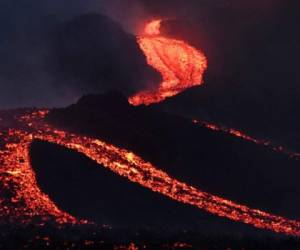 Volcán Pacaya: El río de lava y materiales volcánicos alcanzaba una longitud de 2.100 metros este 5 de mayo. (Photo by Johan ORDONEZ / AFP)