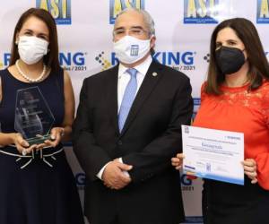 Premio ASI a Banco Agrícola S.A., recibido por la vicepresidenta de Banca de Empresas y Gobierno, Ana Cristina Arango, en el Auditorium de la ASI, en San Salvador, el 20 de mayo de 2021.(Photo/Salvador Melendez)