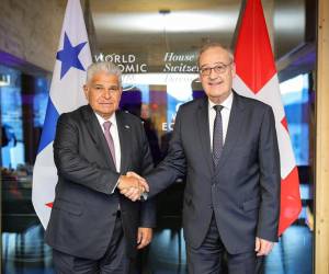 <i>Fotografía cedida por la Presidencia de Panamá de su mandatario, José Raúl Mulino (i), posando con su homólogo de Suiza, Guy Parmelin, este lunes en Davos (Suiza). EFE/ Presidencia de Panamá</i>