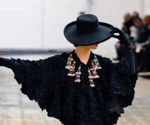 El mundo de la moda parisina rindió homenaje este miércoles a la estrella del cine mexicana María Félix con un desfile especial con caballos, música, chales y todo el colorido y la riqueza del folclore de ese país.