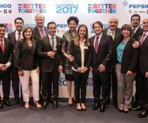 Carlos Enrique Mata, presidente ejecutivo, cbc; Indra Nooyi, directora del Consejo de Administración y CEO, PepsiCo; Luis Miguel Castillo, presidente de la Junta Directiva, cbc; junto a otros ejecutivos de PepsiCo y cbc.