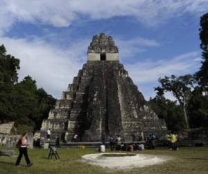 Turistas visitan la pirámide maya conocida como 'Templo del Gran Jaguar', en el departamento de Peten, 560 kilómetros al norte de Ciudad de Guatemala. (Foto: AFP).
