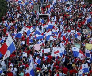 <i>La gente participa en una marcha de protesta contra el contrato gubernamental con la empresa minera canadiense First Quantum y su filial Minera Panamá en la ciudad de Panamá, el 29 de octubre de 2023. FOTO Roberto CISNEROS/AFP</i>