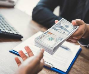 <i>Al precisar la necesidad de ingreso por cada integrante de la familia salvadoreña, el promedio declarado es de US$289.54. Foto de Atstock Productions / Getty Images/iStockphoto</i>