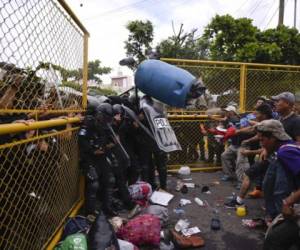 Un hondureño murió este domingo por el impacto de una bala de goma disparada presuntamente por policías mexicanos que intentaron detener a más de un millar de migrantes de ese país que intentan cruzar a México para llegar a Estados Unidos, informó una fuente humanitaria.