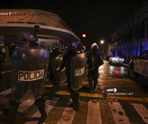 La policía antidisturbios toma posición durante una protesta exigiendo la renuncia del presidente guatemalteco Alejandro Giammattei, en la Ciudad de Guatemala el 21 de noviembre de 2020 (Foto de Johan ORDONEZ / AFP)