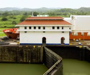 El crucero Zaandam se mantiene frente a la Ciudad de Panamá mientras aguarda a cruzar el Canal con rumbo a Florida. Varios pasajeros han fallecido y hay otros casos confirmados de COVID-19 a bordo. (AP Foto/Arnulfo Franco)