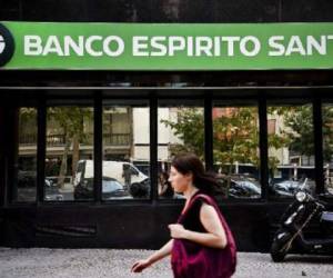 Desde hace tres semanas, el BES, el mayor banco privado del país, acusa su exposición a los problemas financieros del grupo del que forma parte. (Foto: AFP).