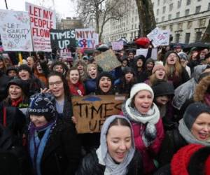 Cientos de miles de personas habían participado el sábado en varias ciudades de Estados Unidos en las 'Marchas de las Mujeres' contra Trump, un año después de la inmensa movilización que desafió a Trump un día después de su investidura.Hundreds of people gathered outside Downing Street in London to voice their frustration at sexual harassment, violence and discrimination against women. / AFP PHOTO / Daniel LEAL-OLIVAS