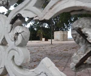 <i>Fotografía que muestra el área donde se encontraba el Monumento Chino Panameño este domingo, en Ciudad de Panamá (Panamá). El Gobierno de Panamá ordenó este domingo la inmediata restauración del monumento a la Comunidad China en su mismo emplazamiento en el mirador del Puente de las Américas, tras rechazar la demolición de la estructura por parte del Municipio de Arraiján, al considerar que se trata de un elemento cultural ancestral representativo de una comunidad con 171 años de presencia en el país centroamericano. EFE/ Gabriel Rodríguez</i>