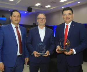 <i>Allan Deware, CEO de Pinturas Americanas (centro), junto a Carlos Girón, vicepresidente corporativo de Imagen y Reputación Institucional de Grupo Financiero Atlántida (derecha), tras recibir reconocimiento Triple Confianza Honduras 2026. FOTO GRUPO OPSA</i>