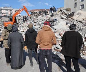 <i>Los rescatistas en Turquía y Siria desafiaron el clima gélido, las réplicas y los edificios que se derrumbaron, mientras buscaban sobrevivientes sepultados por un terremoto que mató a más de 5.000 personas. Algunas de las devastaciones más graves ocurrieron cerca del epicentro del terremoto entre Kahramanmaras y Gaziantep, una ciudad de dos millones de habitantes donde manzanas enteras yacen ahora en ruinas bajo la acumulación de nieve. (Foto por Adem ALTAN / AFP)</i>