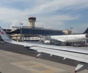 El tráfico de pasajeros en el Aeropuerto El Salvador fue de 2,7 millones en 2015; eso y la operación de aviones de mayor tamaño, como el Airbus A330 de Avianca en la imagen, urgen por ampliar la terminal aérea. (Foto: Alberto López).