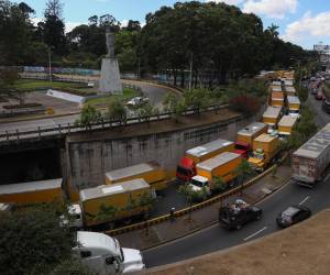 <i>Fotografía de camiones recolectores de basura estacionados durante una manifestación este martes, frente al Ministerio de Ambiente y Recursos Naturales en Ciudad de Guatemala (Guatemala). Cientos de recolectores de basura buscaN la derogación de la nueva normativa sobre la clasificación de desechos. EFE/ Mariano Macz</i>