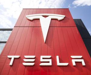 <i>Fotografía de archivo en donde se ve un logotipo de Tesla. EFE/RAMON VAN FLYMEN</i>