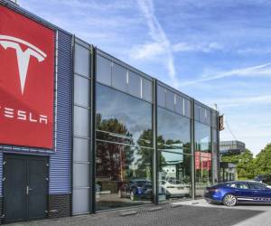 Tesla llama a revisión más de 360.000 autos en EEUU