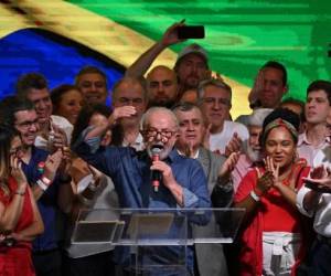 El presidente electo del izquierdista Partido de los Trabajadores (PT), Luiz Inácio Lula da Silva, habla después de ganar la segunda vuelta de las elecciones presidenciales, en Sao Paulo, Brasil, el 30 de octubre de 2022. (Foto de NELSON ALMEIDA / AFP)