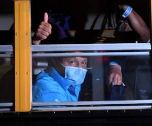 Un migrante deportado de Estados Unidos usa una mascarilla preventiva contra el coronavirus COVID-19 tras aterrizar en la Base Militar en Ciudad de Guatemala. (Foto Johan ORDONEZ / AFP)