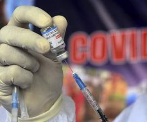 An Army health official prepares the jab of the Sinopharm vaccine against the Covid-19 coronavirus at a camp held in Colombo on July 15, 2021. (Photo by ISHARA S. KODIKARA / AFP)