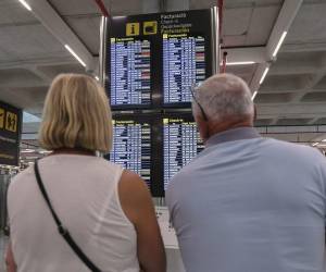 Pasajeros en un aeropuerto, en una fotografía de archivo. EFE/ Miquel A. Borràs