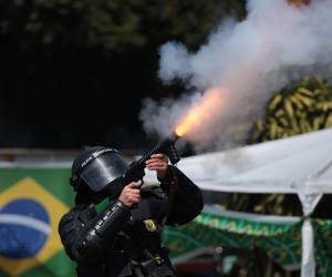 Cientos de camioneros y manifestantes furiosos con la derrota electoral de Jair Bolsonaro ampliaron el martes los bloqueos de carreteras por todo <b>Brasil</b>, mientras el presidente se mantiene en silencio, sin reconocer la victoria de Lula.