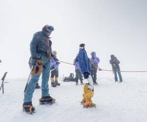 <i>El robot humanoide llamado Pemba (c) en la cumbre del volcán Chimborazo. EFE/ David Gutiérrez </i>