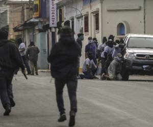 Paramilitaries surround the San Sebastian Basilica, in Diriamba, Nicaragua on July 09, 2018.Armed supporters of the government of Nicaraguan President Daniel Ortega burst into the basilica, besieged and insulted bishops who had earlier arrived in Diriamba. / AFP PHOTO / MARVIN RECINOS