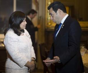 Jimmy Morales departe con la congresista estadounidense, Norma Torres. (Foto: AFP).