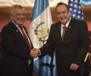 El presidente de Guatemala, Alejandro Giammattei, y el subsecretario interino para el Hemisferio Occidental de Estados Unidos, Michael Kozak.