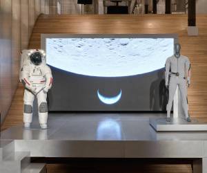 <i>Fotografía cedida por Axiom Space de la prenda (d) de ventilación y refrigeración líquida (LCVG), una capa interior diseñada por Prada para los astronautas, que se utilizará debajo del traje espacial (i) Axiom Extravehicular Mobility Unit (AxEMU) en las futuras misiones Artemis de la NASA. EFE/ Axiom Space /</i>