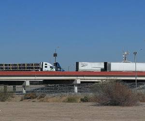 <i>Fotografía del 25 de enero de 2025 que muestra camiones en el Puente Internacional Zaragoza, en Ciudad Juárez (México). Tras un año complejo por la guerra comercial desatada por el presidente Donald Trump, México perfila un 2026 con mayores retos por la incertidumbre arancelaria y la revisión del Tratado con Estados Unidos y Canadá (T-MEC), el principal foco de volatilidad del próximo año, según especialistas consultados este martes por EFE. EFE/ Luis Torres</i>