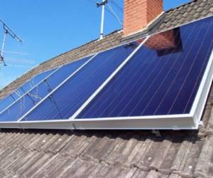 En una residencia con consumo promedio de unos US$40 al mes se necesitarían cuatro paneles solares, con los que se podría tener un ahorro de unos más de US$35 al mes. Cada panel, ya instalado, está entre US$500 y US$525, con una vida útil de 30 años. El retorno a la inversión llegaría de a 6 a 7 años. (Foto: Archivo).