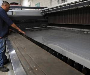 <i>Un empleado trabaja en una maquiladora de aluminio en Ciudad Juárez, Chihuahua (México). Imagen de archivo. EFE/ Luis Torres</i>