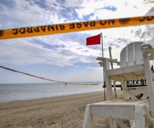 La playa de Veracruz permanece cerrada como medida de precaución contra la propagación del nuevo coronavirus, COVID-19 en las afueras de la ciudad de Panamá (Foto por Luis ACOSTA / AFP)
