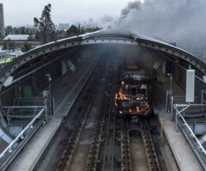Eje del transporte público de la capital chilena, con casi tres millones de pasajeros por día, sufrió 'una destrucción brutal', según afirmó a Canal 13 Louis de Grange, presidente de la compañía estatal. Foto AFP
