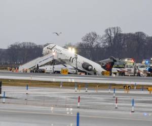 <i>El Gobierno del presidente de EEUU, Donald Trump, y las autoridades de Nueva York lamentaron e hicieron frente a la emergencia tras la colisión ocurrida la noche del domingo en el aeropuerto neoyorquino de LaGuardia (Queens), que se ha cobrado la vida de dos pilotos y ha dejado decenas de heridos. EFE/ Angel Colmenares</i>