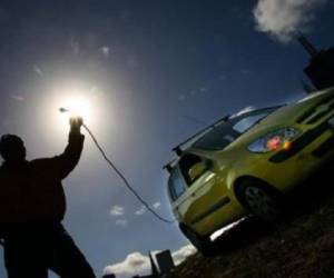 La batalla tecnológica parece que va a librarse también en el campo de la automoción, con los carros eléctricos. (Foto: Archivo).