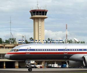 Passengers remain stranded at San Oscar Romero International Airport in San Luis Talpa, El Salvador, on March 17, 2020. - El Salvador's President Nayib Bukele said on Tuesday that San Oscar Romero International Airport will close for commercial flights and remain open only for humanitarian traffic and cargo, as a preventive measure against the spread of the new coronavirus, COVID-19. (Photo by MARVIN RECINOS / AFP)