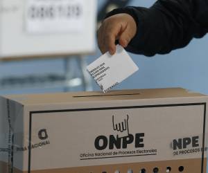 Foto de archivo de una persona que deposita un voto en una urna el domingo 7 de junio de 2026, durante la segunda vuelta de las elecciones presidenciales en Perú, en Santiago (Chile). EFE/ Elvis González