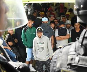 <i>Fotografía del 17 de noviembre de 2025 que muestra a integrantes de la Mara Salvatrucha durante una requisa al interior de la Cárcel de Pavoncito, en Fraijanes (Guatemala). Las cárceles se han convertido desde hace décadas en los centros de mando de las pandillas que operan en Guatemala, organizando tras las rejas el millonario negocio de las extorsiones a comerciantes, que les permite vivir con grandes privilegios, mientras lideran la ola de violencia que golpea al país centroamericano. EFE/ Alex Cruz</i>