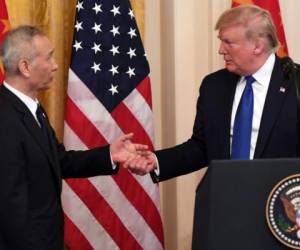 El presidente Donald Trump (Derecha) y el viceprimer ministro chino Liu He (Izquierda) son los protagonistas del acto oficial que tuvo como sede la Casa Blanca. Foto AFP